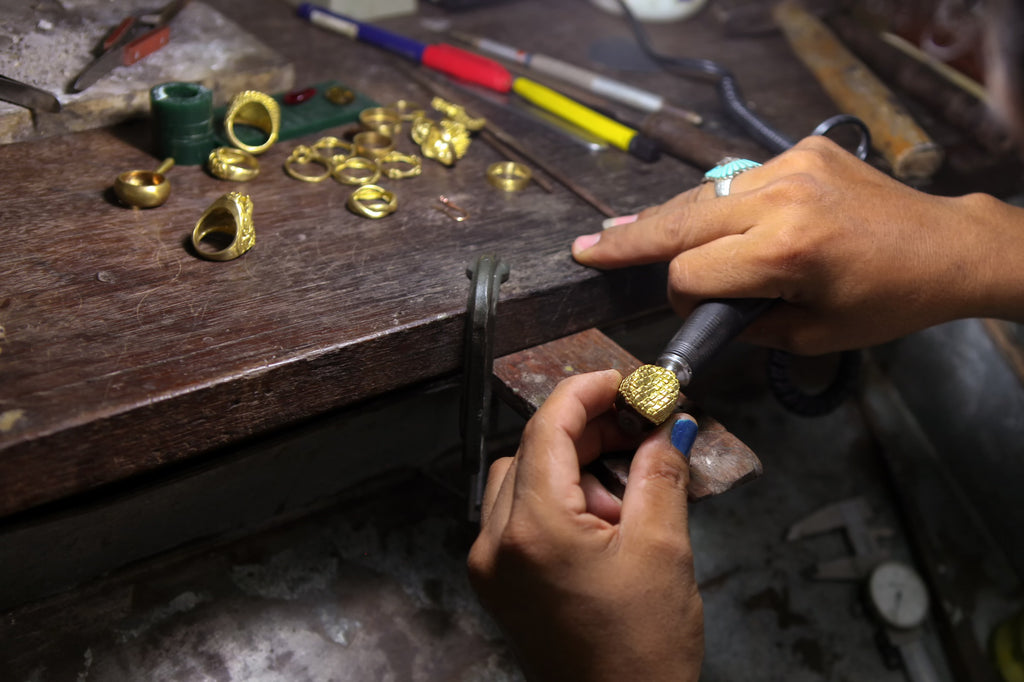 The Artistry of Jewelry: Where Tradition Meets Technology in Crafting Excellence