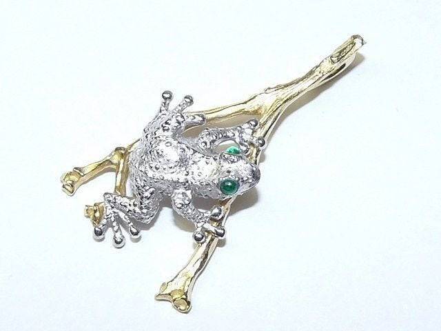 Frog On A Log Pendant *10k/14k/18k White, Yellow, Rose, Green Gold, Gold Plated & Silver* Animal Branch Toad Pet Tree Nature Charm Necklace | Loni Design Group |   | Men's jewelery|Mens jewelery| Men's pendants| men's necklace|mens Pendants| skull jewelry|Ladies Jewellery| Ladies pendants|ladies skull ring| skull wedding ring| Snake jewelry| gold| silver| Platnium|